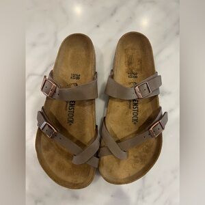 Birkenstock sandals size 38
Tried on condition light brown